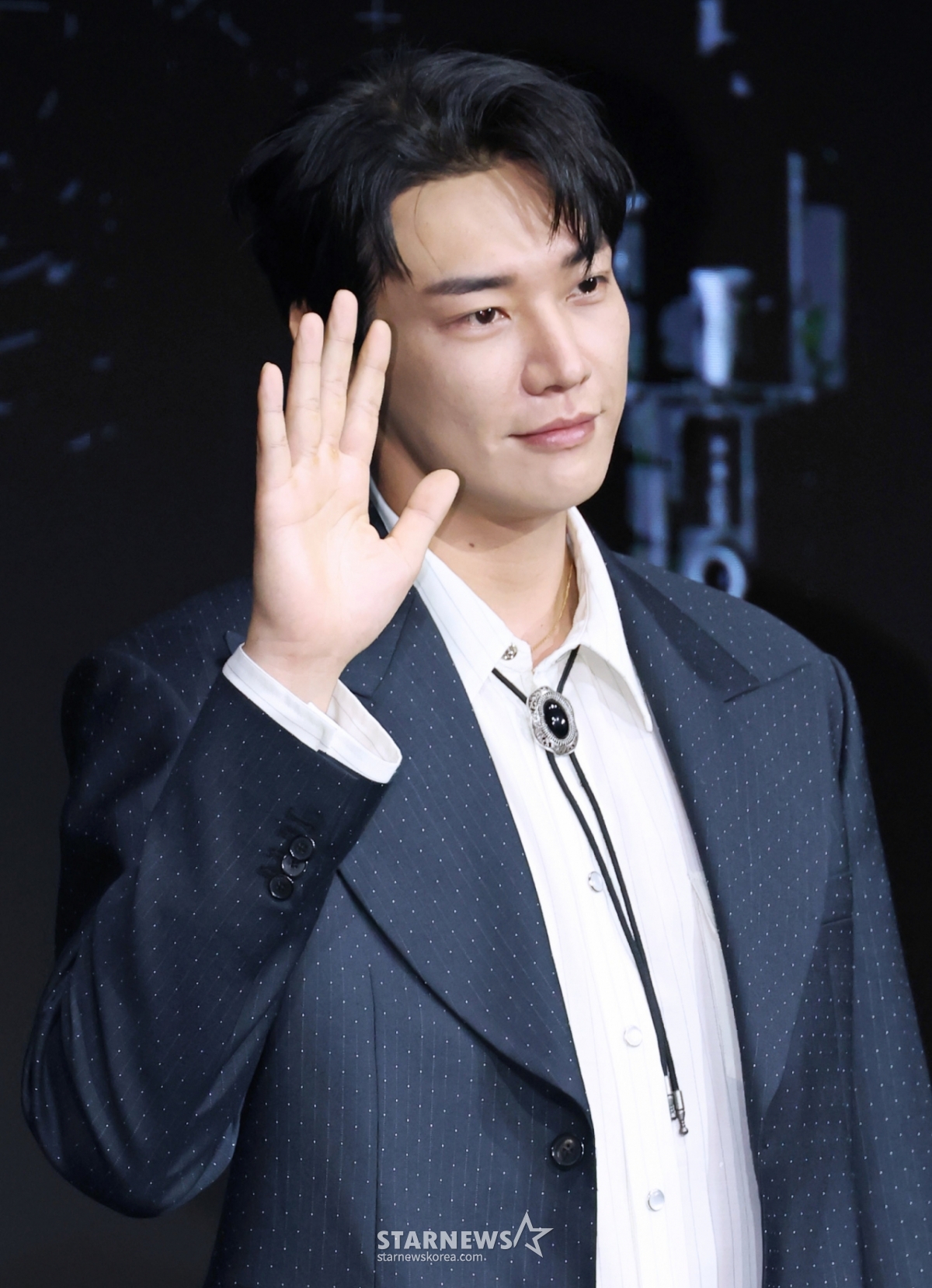 배우 김영광이 22일 오전 서울 마포구 호텔 나루 서울 엠갤러리에서 진행된 넷플릭스 오리지널 영화 '트리거'(감독 권오승) 제작발표회에 참석해 포즈를 취하고 있다. 대한민국에서 출처를 알 수 없는 불법 총기가 배달되고 총기 사건이 끊임없이 발생하는 가운데 각자의 이유로 총을 든 두 남자의 이야기를 그린 총기 액션 재난 스릴러 '트리거'는 오는 25일 공개된다. /2025.07.22 /사진=이동훈 photoguy@