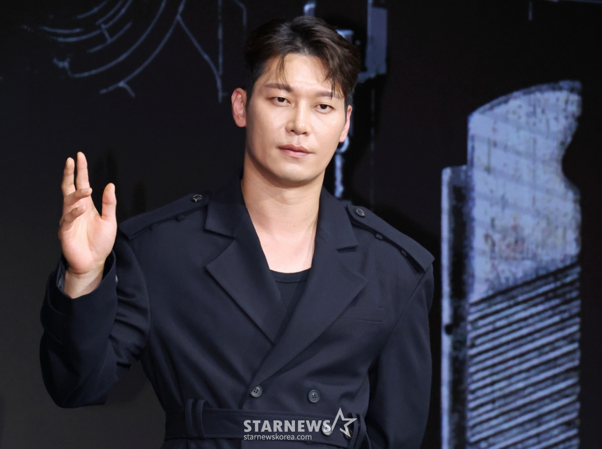 배우 박훈이 22일 오전 서울 마포구 호텔 나루 서울 엠갤러리에서 진행된 넷플릭스 오리지널 영화 '트리거'(감독 권오승) 제작발표회에 참석해 포즈를 취하고 있다. 대한민국에서 출처를 알 수 없는 불법 총기가 배달되고 총기 사건이 끊임없이 발생하는 가운데 각자의 이유로 총을 든 두 남자의 이야기를 그린 총기 액션 재난 스릴러 '트리거'는 오는 25일 공개된다. /2025.07.22 /사진=이동훈 photoguy@