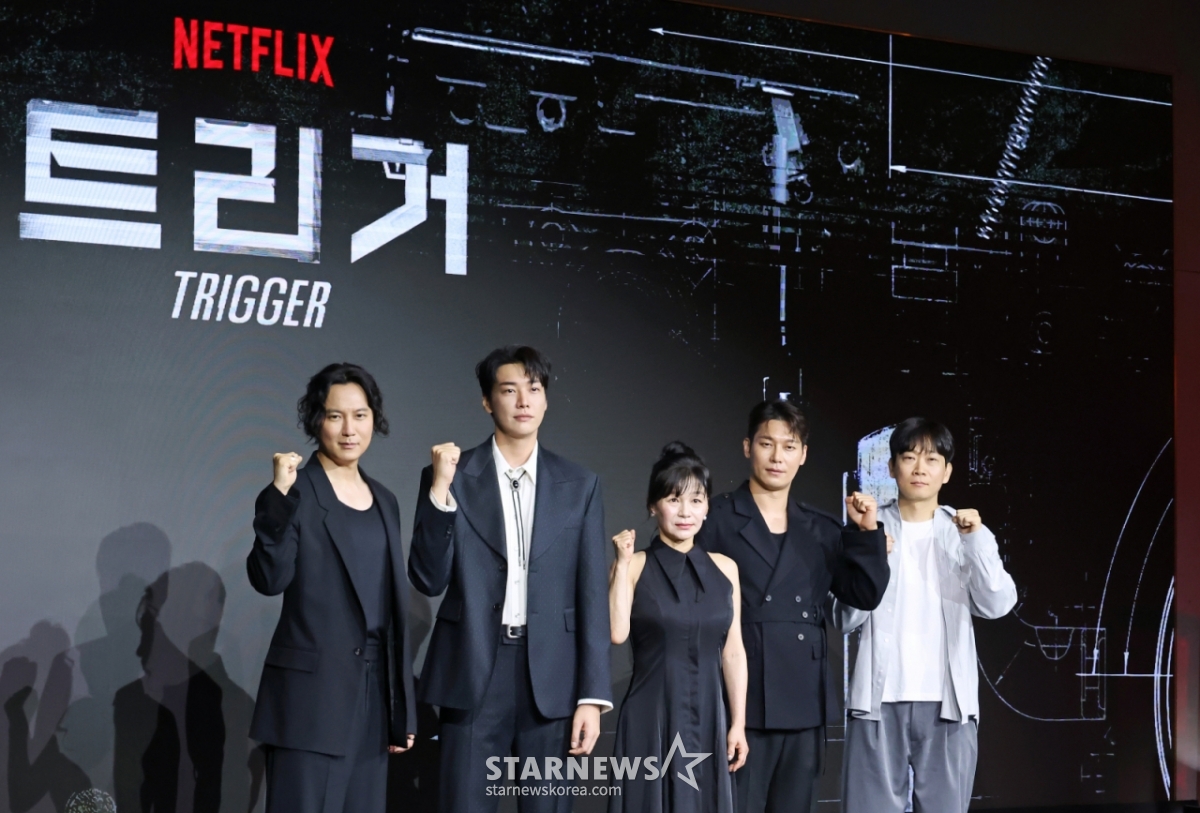 배우 김남길, 김영광, 길해연, 박훈, 권오승 감독이 22일 오전 서울 마포구 호텔 나루 서울 엠갤러리에서 진행된 넷플릭스 오리지널 영화 '트리거'(감독 권오승) 제작발표회에 참석해 포즈를 취하고 있다. 대한민국에서 출처를 알 수 없는 불법 총기가 배달되고 총기 사건이 끊임없이 발생하는 가운데 각자의 이유로 총을 든 두 남자의 이야기를 그린 총기 액션 재난 스릴러 '트리거'는 오는 25일 공개된다. /2025.07.22 /사진=이동훈 photoguy@