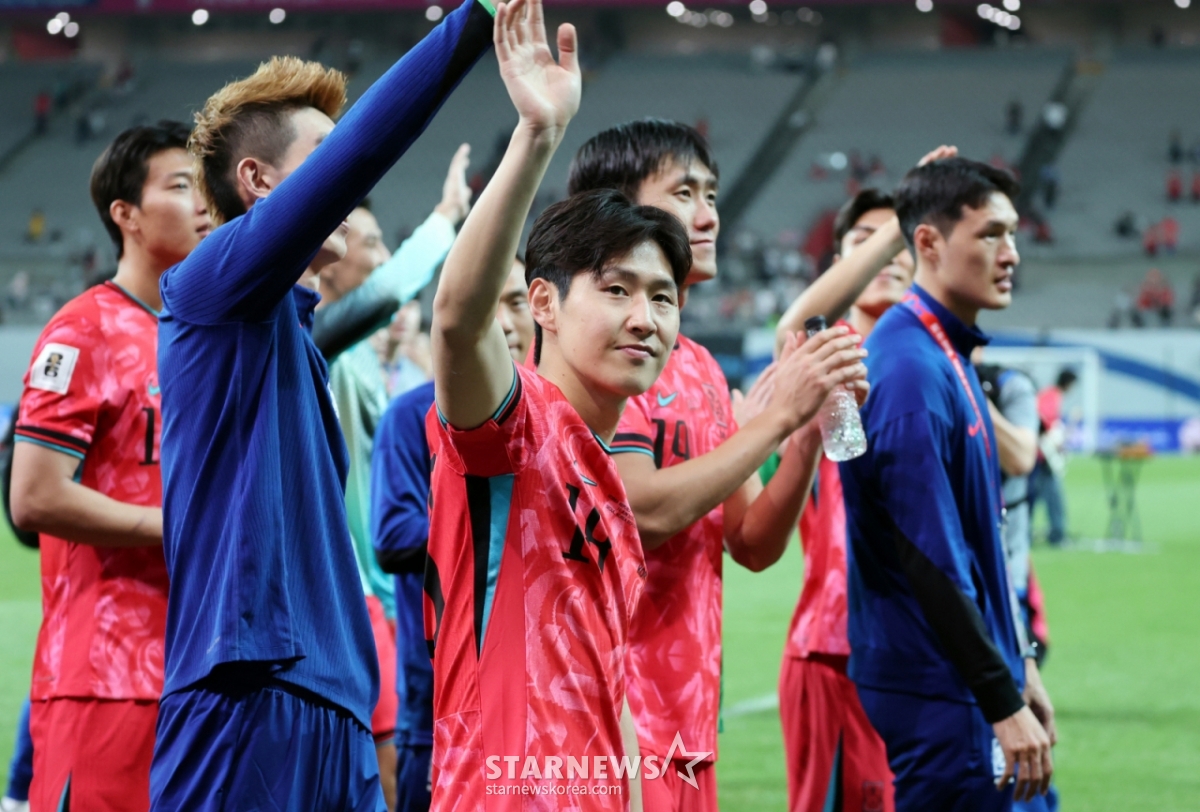 이강인이 10일 서울월드컵경기장에서 북중미월드컵 최종예선 마지막 경기인 쿠웨이트전에서 승리한 후 월드컵11연속 본선진출을 축하하기위해 그라운드를 돌고 있다. /사진=강영조 선임기자