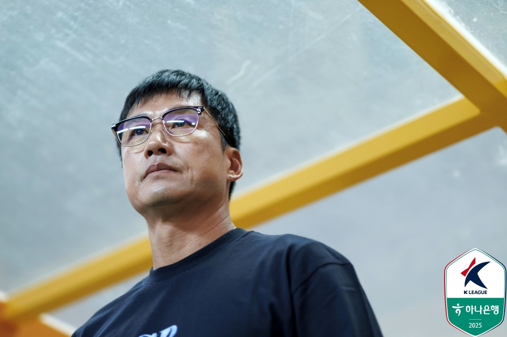 이정효 광주FC 감독이 22일 오후 7시 30분 광주월드컵경기장에서 열린 하나은행 K리그1 23라운드 김천 상무전에서 그라운드를 응시하고 있다. /사진=한국프로축구연맹 제공