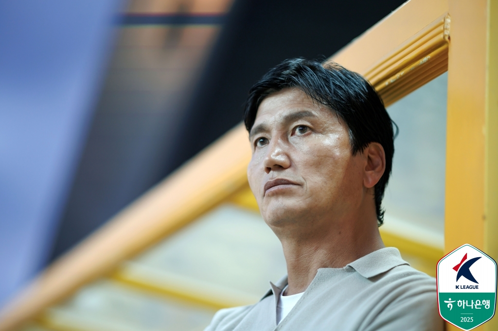 정정용 김천 상무 감독이 22일 오후 7시 30분 광주월드컵경기장에서 열린 하나은행 K리그1 23라운드 경기 중 그라운드를 바라보고 있다. /사진=한국프로축구연맹 제공