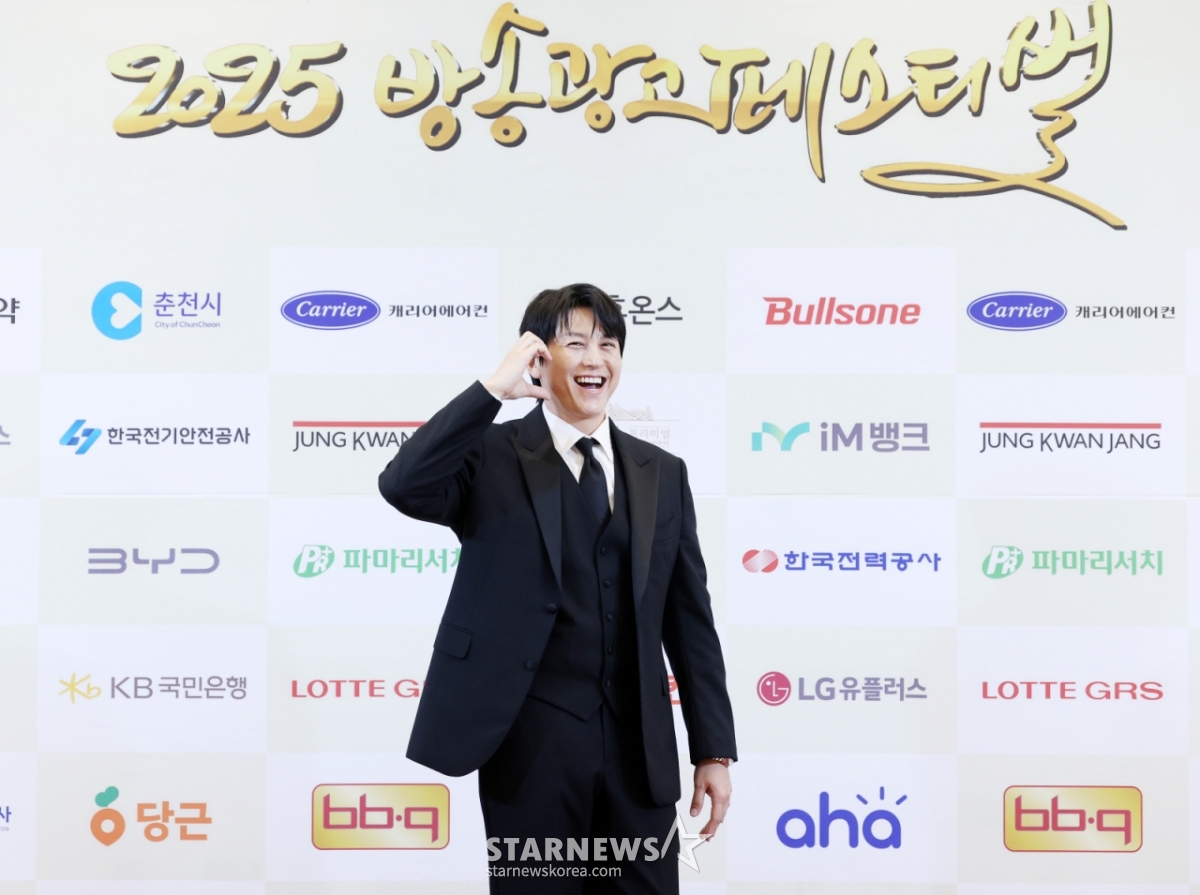 배우 류수영이 22일 서울 영등포구 중소기업중앙회에서 열린 '2025 방송광고페스티벌' 시상식에 참석해 포즈를 취하고 있다. 올해로 17회째를 맞는 'MTN 방송광고 페스티벌'은 광고인과 시청자들을 위한 축제의 장을 마련하고, 혁신적 광고 메시지를 발굴해 광고 문화 발전에 기여한다는 취지로 지난 2009년부터 개최되고 있는 머니투데이방송(MTN)이 개최해온 특별한 시상식이다. /2025.07.22 /사진=김휘선 hwijpg@