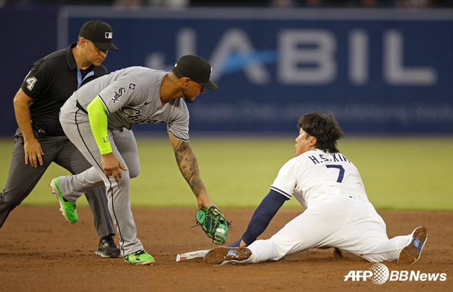 김하성(오른쪽)이 22일 화이트삭스전 2회말 2루 도루를 성공시키고 있다. /AFPBBNews=뉴스1