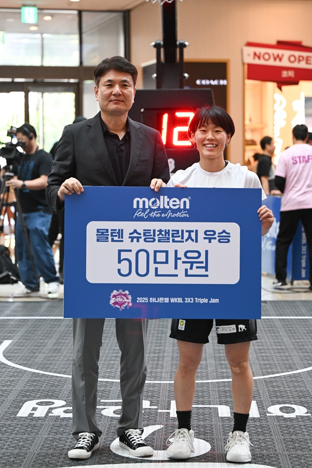 김영만 WKBL 신임 경기 운영본부장(왼쪽). /사진=WKBL 제공