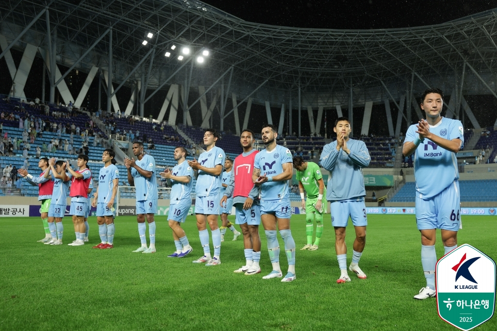 팬들에게 인사하고 있는 프로축구 K리그1 대구FC 선수들. /사진=한국프로축구연맹 제공