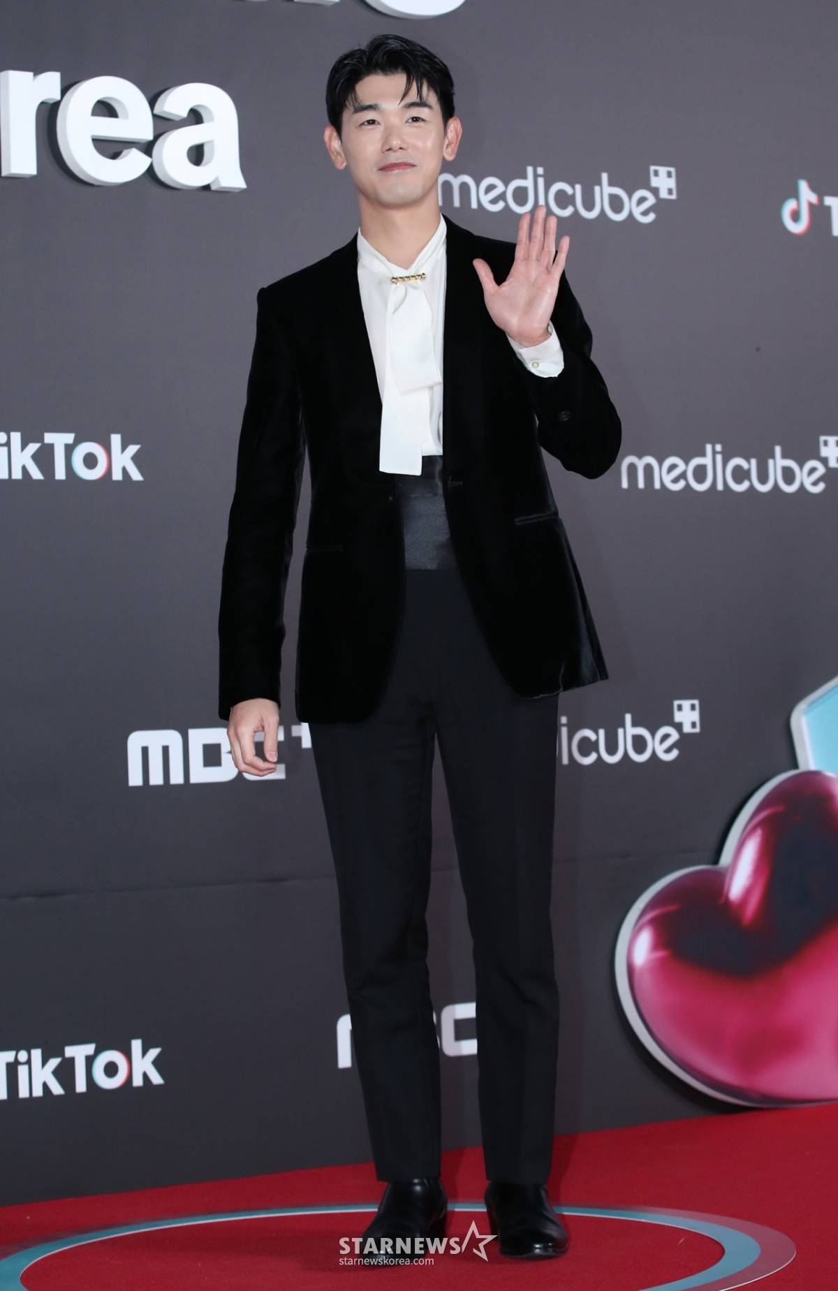 (서울=뉴스1) 권현진 기자 = 가수 에릭남이 15일 오후 서울 동대문구 경희대학교 평화의 전당에서 열린 '틱톡 어워즈 코리아' 레드카펫행사에 참석해 포즈를 취하고 있다. 2024.11.15/뉴스1 Copyright © 뉴스1. All rights reserved. 무단 전재 및 재배포, AI학습 이용 금지. /사진=(서울=뉴스1) 권현진 기자
