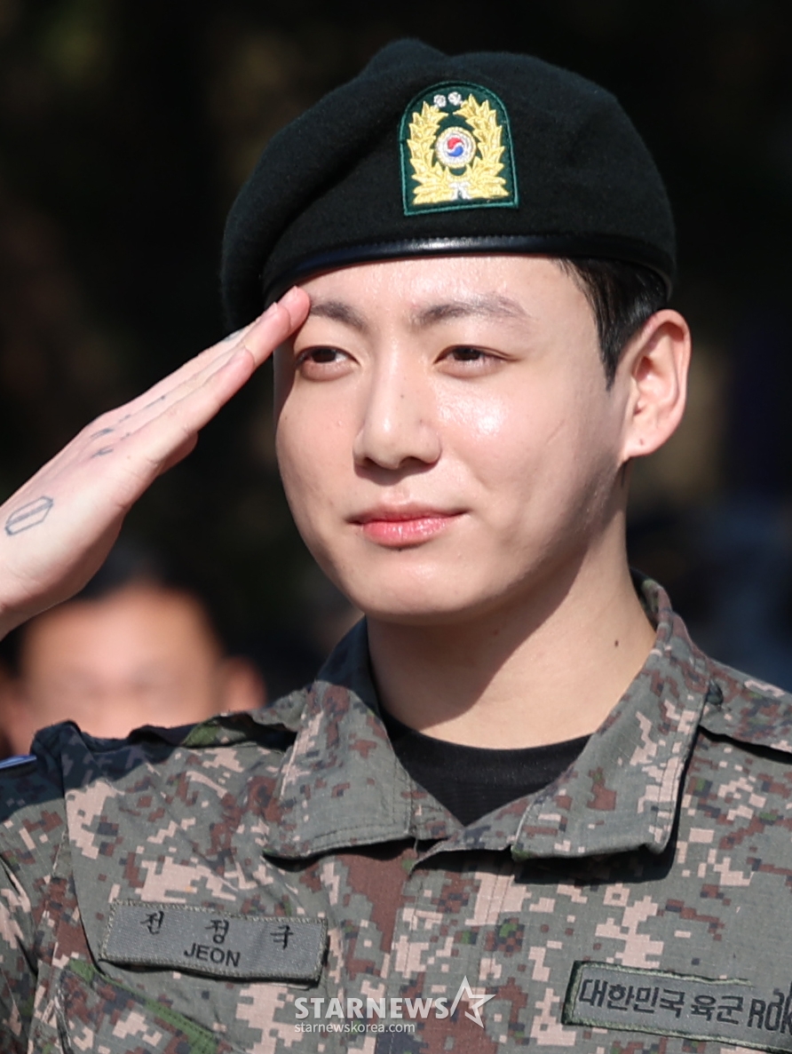 (연천=뉴스1) 권현진 기자 = 방탄소년단(BTS)의 정국이 11일 오전 경기도 연천군 연천공설운동장에서 군복무를 마친 뒤 전역 인사를 하고 있다. 정국과 지민은 지난 2023년 12월 입대해 경기도 연천에 위치한 육군 제5보병사단에서 약 1년 7개월간 병역의 의무를 성실히 수행했다. 2025.6.11/뉴스1 Copyright © 뉴스1. All rights reserved. 무단 전재 및 재배포, AI학습 이용 금지. /사진=(연천=뉴스1) 권현진 기자