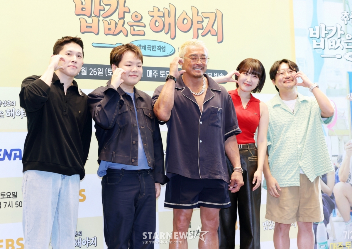 왼쪽부터 송준섭 PD, 곽준빈, 추성훈, 이은지, 안제민 PD가 23일 서울 영등포구 IFC서울에서 진행된 ENA 예능 '추성훈의 밥값은 해야지' 제작발표회에 참석해 포즈를 취하고 있다. /2025.07.23 /사진=김휘선 hwijpg@