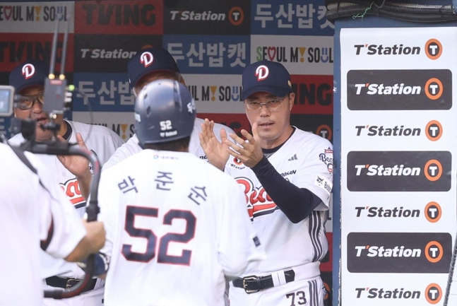 23일 경기에서 홈런을 치고 더그아웃으로 들어오는 박준순을 맞이하는 조성환 대행(오른쪽). /사진=두산 베어스