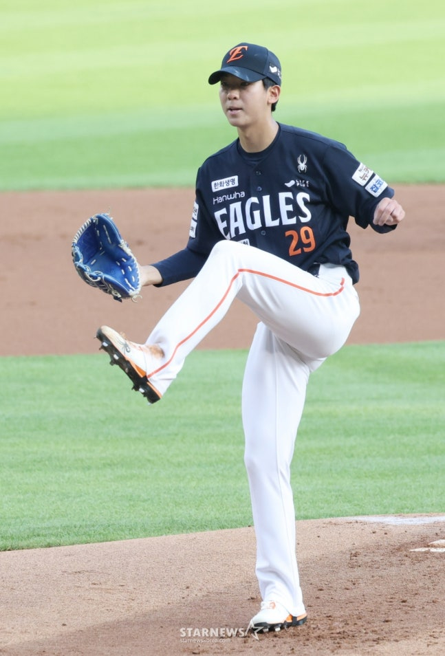 23일 선발 등판에 나선 황준서. /사진=김진경 대기자