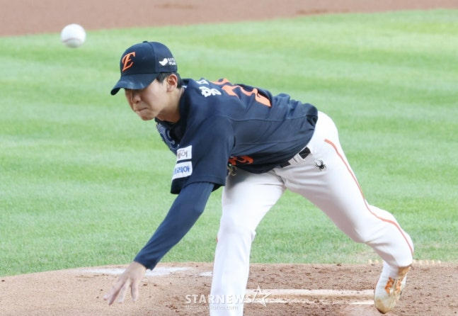 1회에만 3홈런을 맞은 황준서. /사진=김진경 대기자