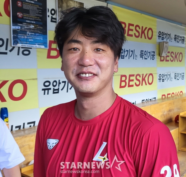 SSG 김광현이 23일 삼성전을 앞두고 취재진과 인터뷰를 하고 있다. /사진=안호근 기자