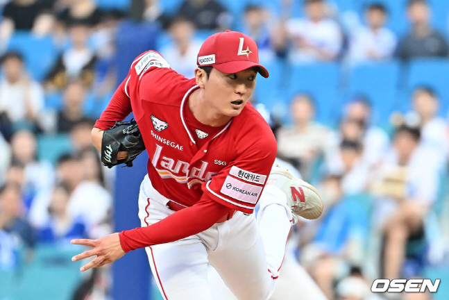 선발 등판해 투구를 펼치는 김건우.