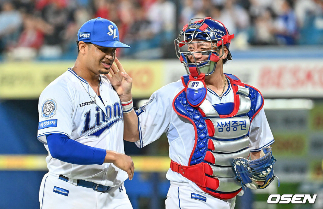 삼성 가라비토(왼쪽)가 23일 SSG전 이닝을 무실점으로 마친 뒤 포수 강민호와 이야기를 나누며 더그아웃으로 향하고 있다.