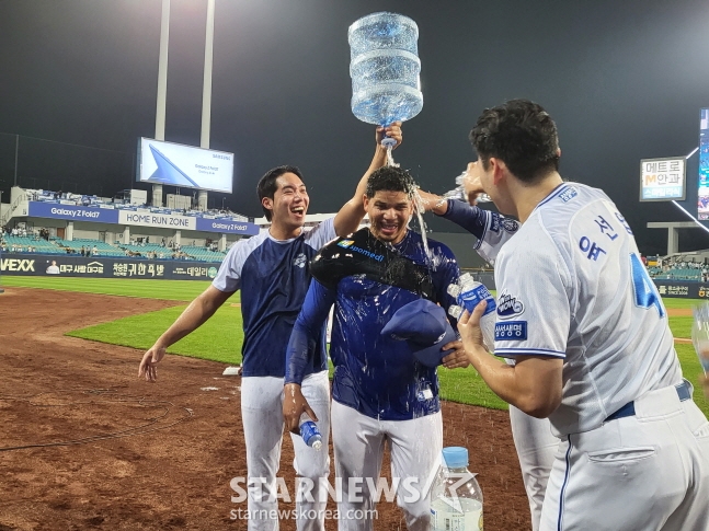 동료들로부터 축하 물 세례를 받고 있는 가라비토(가운데)가 미소를 짓고 있다. /사진=안호근 기자
