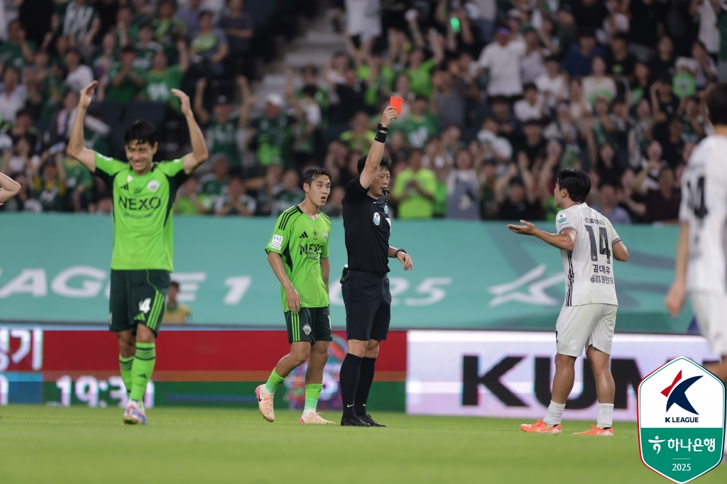 강원FC 김대우가 23일 전주월드컵경기장에서 열린 전북 현대전에서 명백한 득점 저지를 이유로 주심으로부터 레드카드를 받고 있다. /사진=한국프로축구연맹 제공