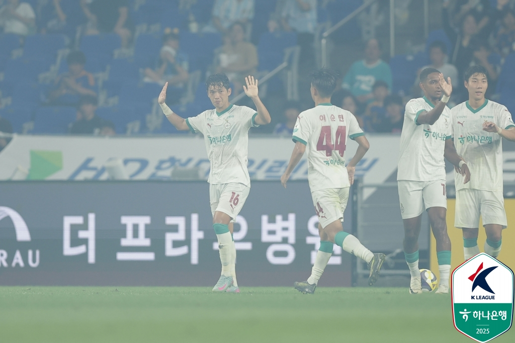 친정팀 울산HD를 상대로 득점한 이명재(왼쪽)가 세리머니를 자제하고 있다. /사진=한국프로축구연맹 제공