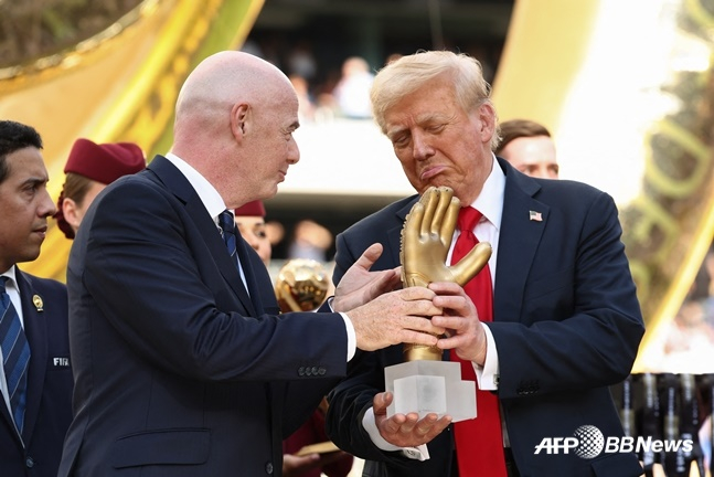 잔니 인판티노(왼쪽) FIFA 회장과 도날드 트럼프 미국 대통령. /AFPBBNews=뉴스1
