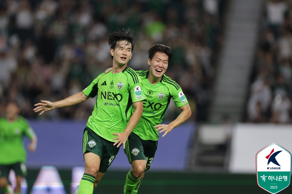 전북 현대 강상윤(오른쪽)이 김진규의 득점을 기뻐하고 있다. /사진=한국프로축구연맹 제공 
