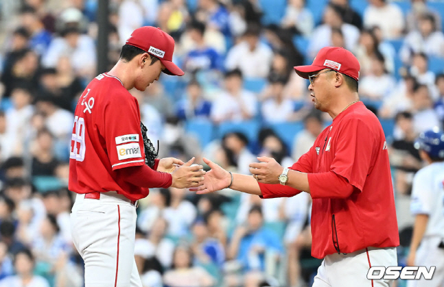 2회말 2사에서 조기 강판되는 김건우(왼쪽).