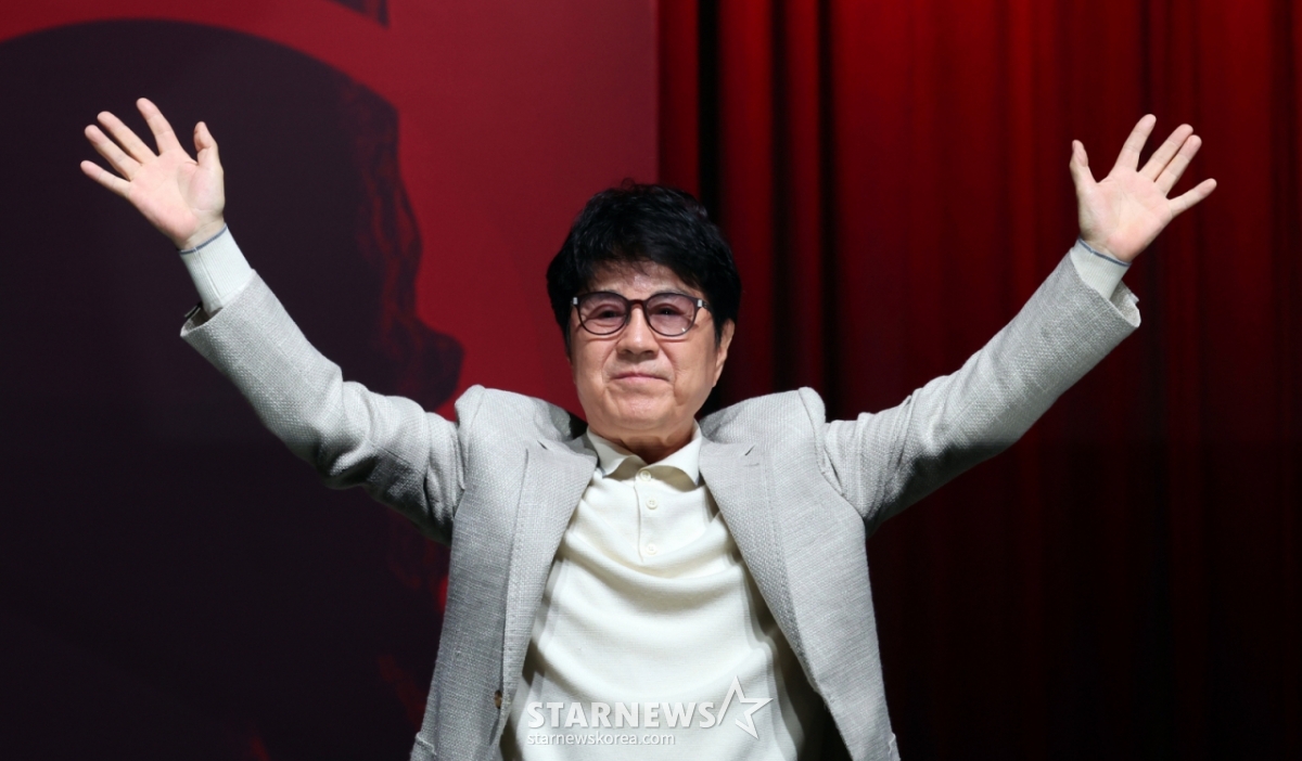 (서울=뉴스1) 황기선 기자 = 가수 조용필이 22일 오후 서울 용산구 블루스퀘어에서 열린 정규 20집 '20' 기자간담회에서 포즈를 취하고 있다.   이번 정규 앨범 '20'은 2013년 정규 19집 '헬로'(Hello) 이후 11년 만이다. 2024.10.22/뉴스1  Copyright © 뉴스1. All rights reserved. 무단 전재 및 재배포,  AI학습 이용 금지. /사진=(서울=뉴스1) 황기선 기자