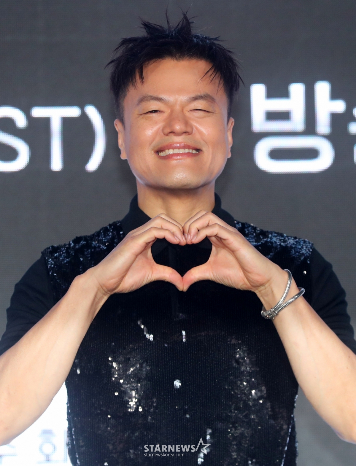 [서울=뉴시스] 김혜진 기자 = 가수 박진영이 27일 오전 서울 강남구 에스제이쿤스트할레에서 열린 Mnet '월드 오브 스트릿 우먼 파이터' 제직발표회에서 포즈를 취하고 있다. 2025.05.27. jini@newsis.com /사진=김혜진