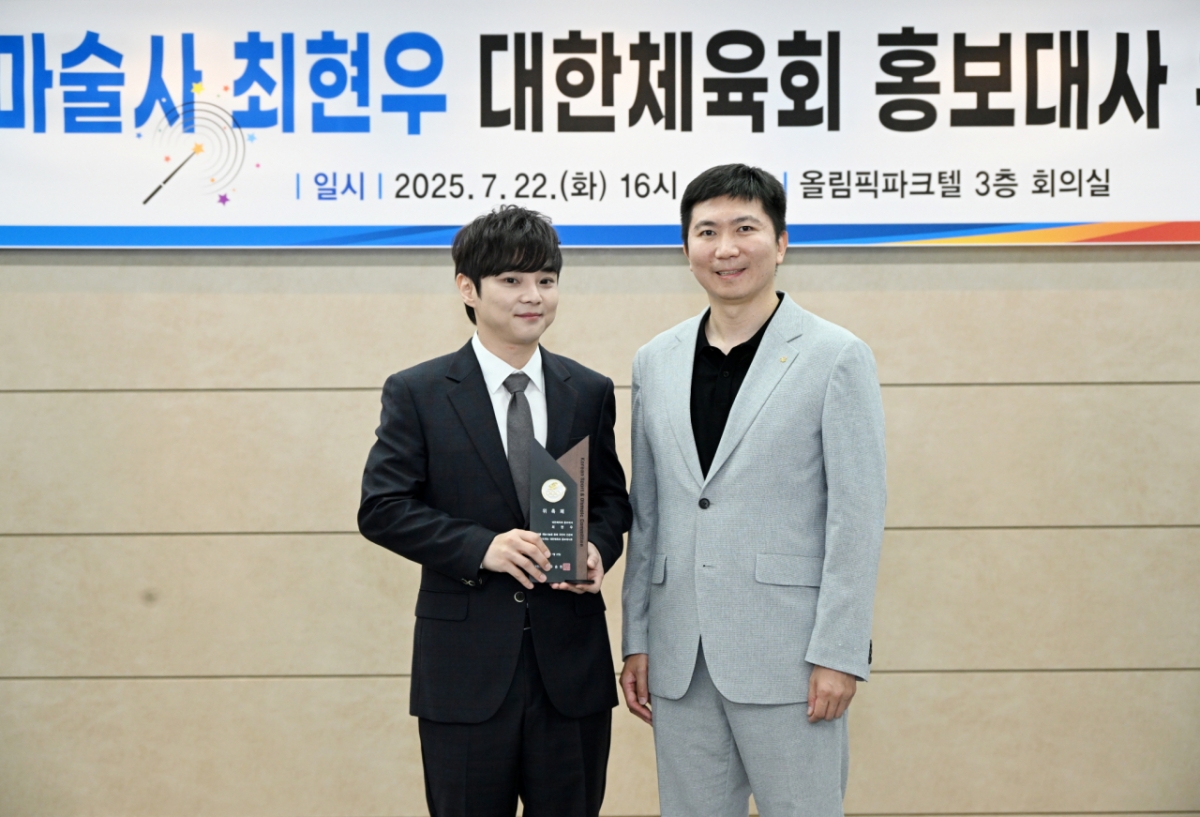 유승민(오른쪽) 대한체육회장과 마술사 최현우. /사진=대한체육회 제공