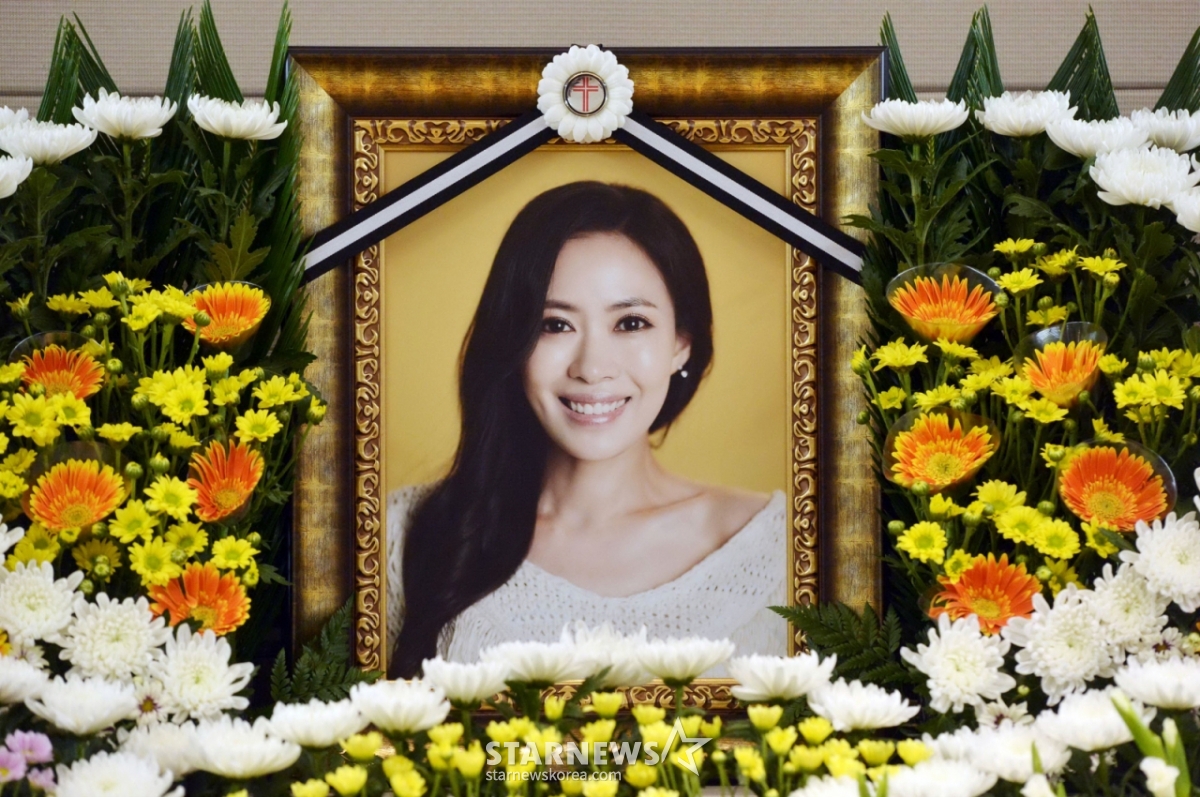 가수 겸 배우 故 유채영(41, 본명 김수진)의 빈소가 24일 오후 서울 서대문구 연세대학교 세브란스병원 연세장례식장에 마련됐다. /사진=사진공동취재단