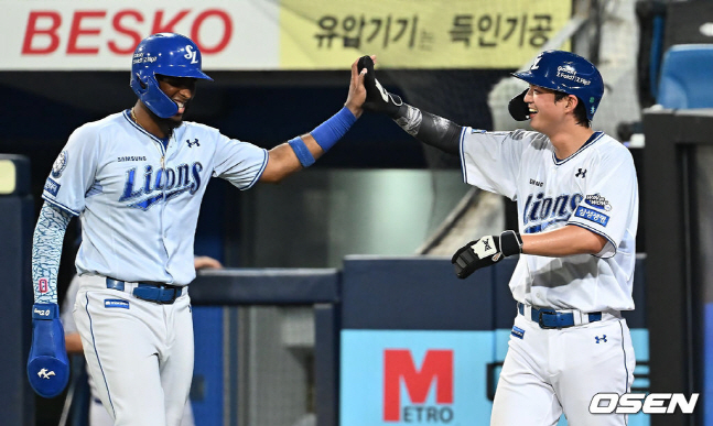 삼성 디아즈(왼쪽)가 23일 SSG전에서 득점 후 구자욱과 하이파이브를 하고 있다.