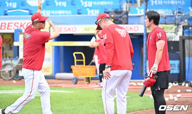 이숭용 감독(왼쪽)이 23일 삼성전을 앞두고 최정의 타격 훈련 때 시범을 보여가며 조언을 하고 있다.