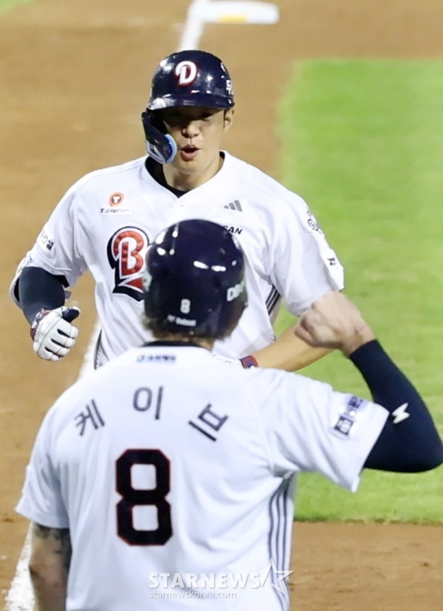 2025 신한 SOL Bank KBO리그 두산 베어스 대 한화 이글스 경기가 24일 서울 잠실야구장에서 열렸다.  두산 김재환이 7회말 1사 1루에서 역전 우월 2점 홈런을 날리고 홈인하고 있다. /사진=김진경 대기자