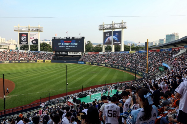 프로야구 두산 베어스가 24일 서울 잠실야구장에서 열린 두산-한화전에서 KBO 역대 3번째 통산 3000만 관중을 달성했다. /사진=두산 베어스 제공