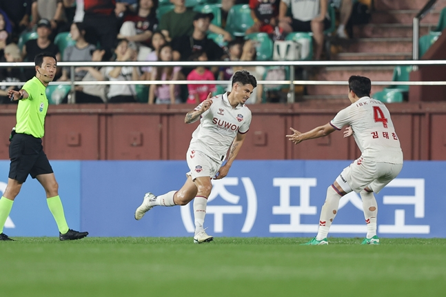 윌리안(가운데)이 득점 직후 세리머니를 하고 있다. /사진=한국프로축구연맹