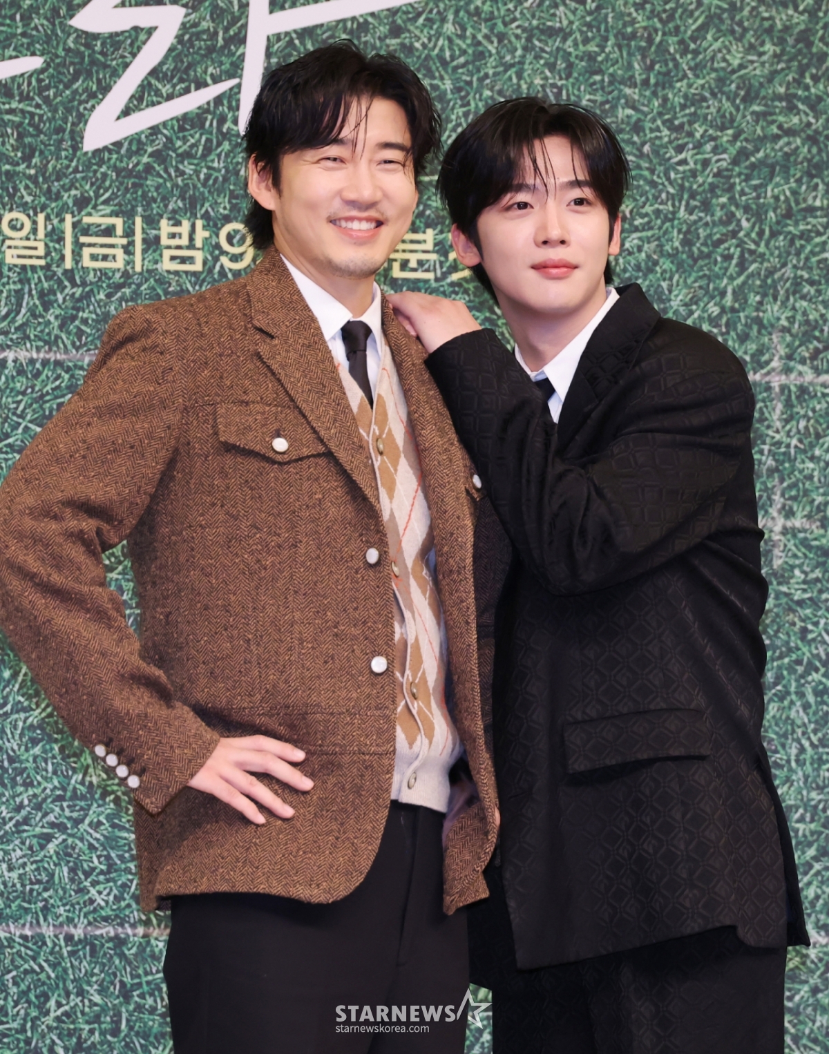 배우 윤계상, 김요한이 25일 오후 서울 양천구 SBS 사옥에서 진행된 금토드라마 '트라이: 우리는 기적이 된다' 제작발표회에 참석해 포즈를 취하고 있다. 예측불허 괴짜감독 주가람과 만년 꼴찌 한양체고 럭비부가 전국체전 우승을 향해 질주하는 코믹 성장 스포츠 드라마 '트라이: 우리는 기적이 된다'는 오늘(25일) 첫 방송된다. /2025.07.25 /사진=이동훈 photoguy@