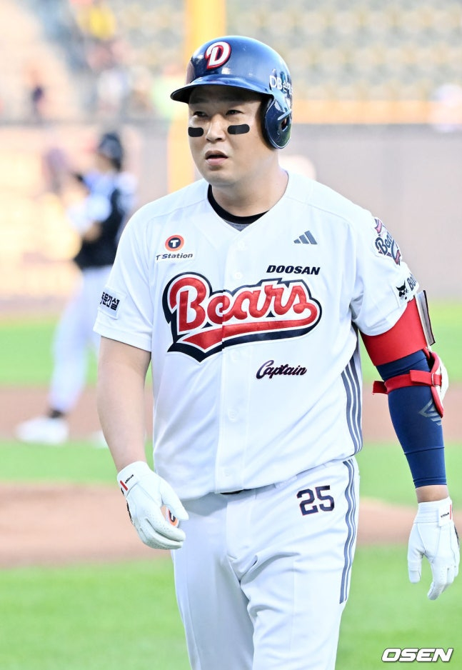 두산 양의지가 25일 잠실 LG전 1회말 무사 1, 3루에서 좌익수 희생플라이 1타점을 올렸다.