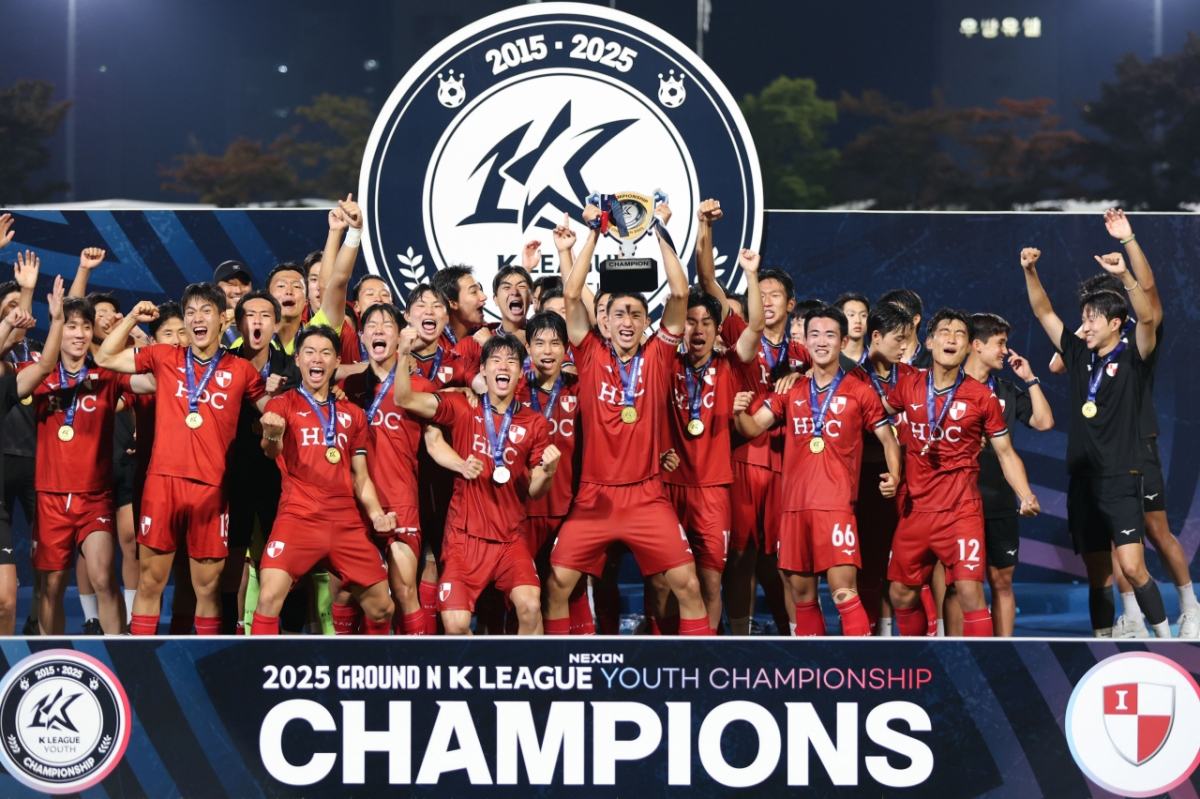 부산 아이파크 U18 선수단이 유스 챔피언십 우승 후 세리머니하고 있다. /사진=한국프로축구연맹 제공