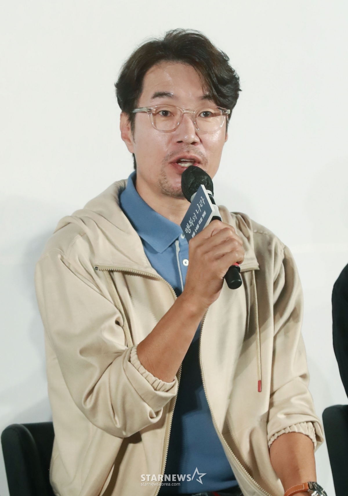 배우 송영규가 22일 오전 서울 롯데시네마 건대입구점에서 진행된 영화 '행복의 나라' 제작발표회에 참석해 질문에 답하고 있다. /2024.07.22 /사진=이동훈
