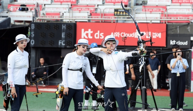 대한민국 양궁 리커브 국가대표 임시현, 강채영, 안산(왼쪽부터)이 25일 수원KT위즈파크에서 열리는 2025 KBO리그 삼성라이온즈와 KT위즈의 경기에 앞서 소음적응훈련을 하고 있다. /사진=강영조 선임기자