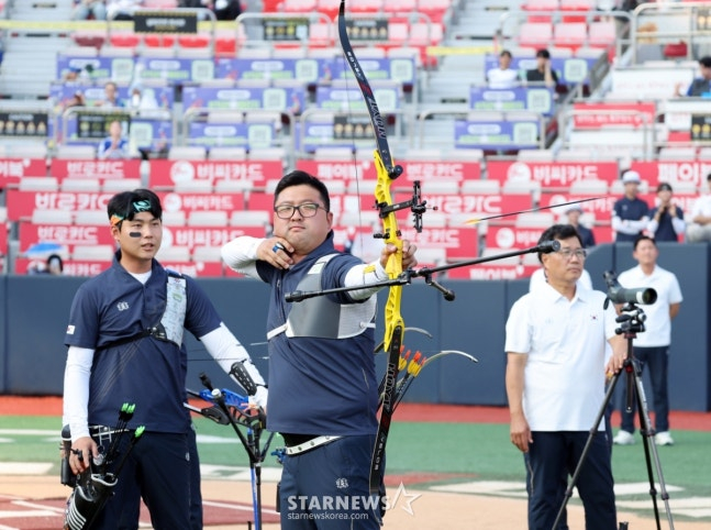 대한민국 양궁 리커브 국가대표 이우석, 김우진(왼쪽부터)이 25일 수원KT위즈파크에서 열리는 2025 KBO리그 삼성라이온즈와 KT위즈의 경기에 앞서 소음적응훈련을 하고 있다. /사진=강영조 선임기자