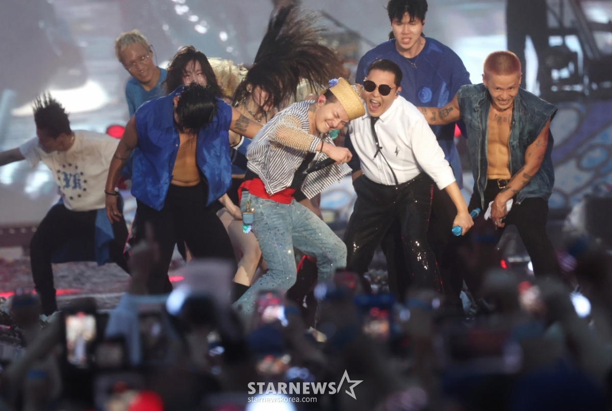 (인천=뉴스1) 권현진 기자 = 빅뱅 지드래곤과 싸이가 6월 28일 오후 인천 서구 인천아시아드 주경기장에서 열린 '싸이 흠뻑쇼 SUMMER SWAG 2025 - 인천'에서 환상의 무대를 선보이고 있다. 2025.6.28/뉴스1  Copyright © 뉴스1. All rights reserved. 무단 전재 및 재배포,  AI학습 이용 금지. /사진=(인천=뉴스1) 권현진 기자