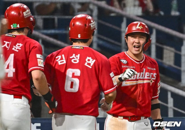 최정(오른쪽)과 김성현(가운데).