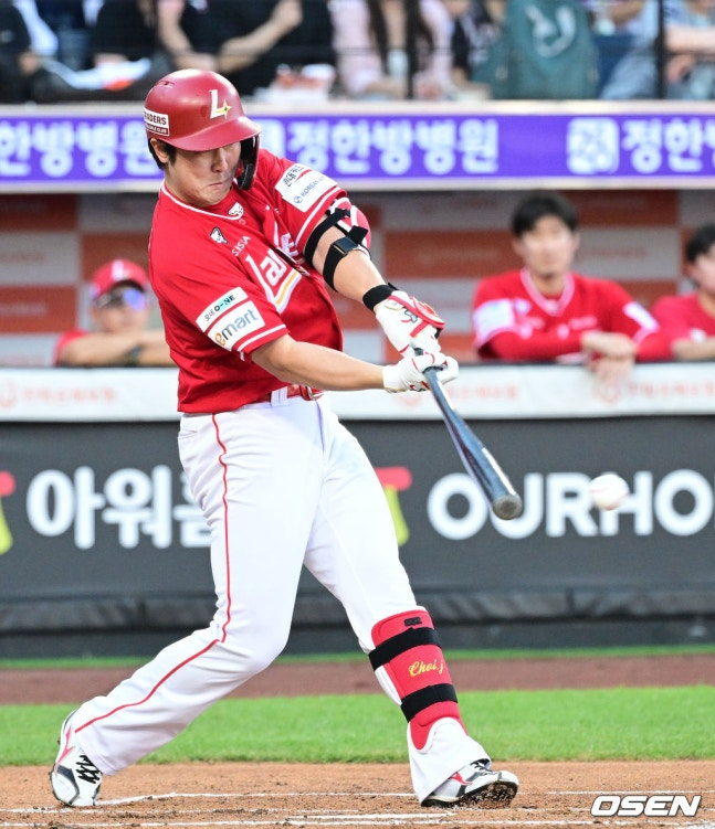 26일 최정이 1회 류현진을 상대로 적시타를 때리는 모습.