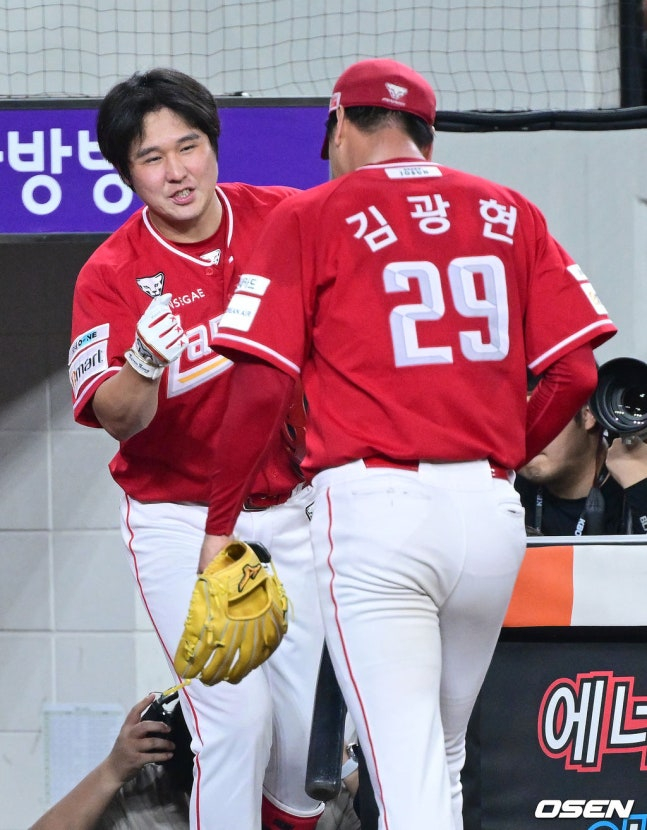 하이파이브를 하는 최정(왼쪽)과 김광현.