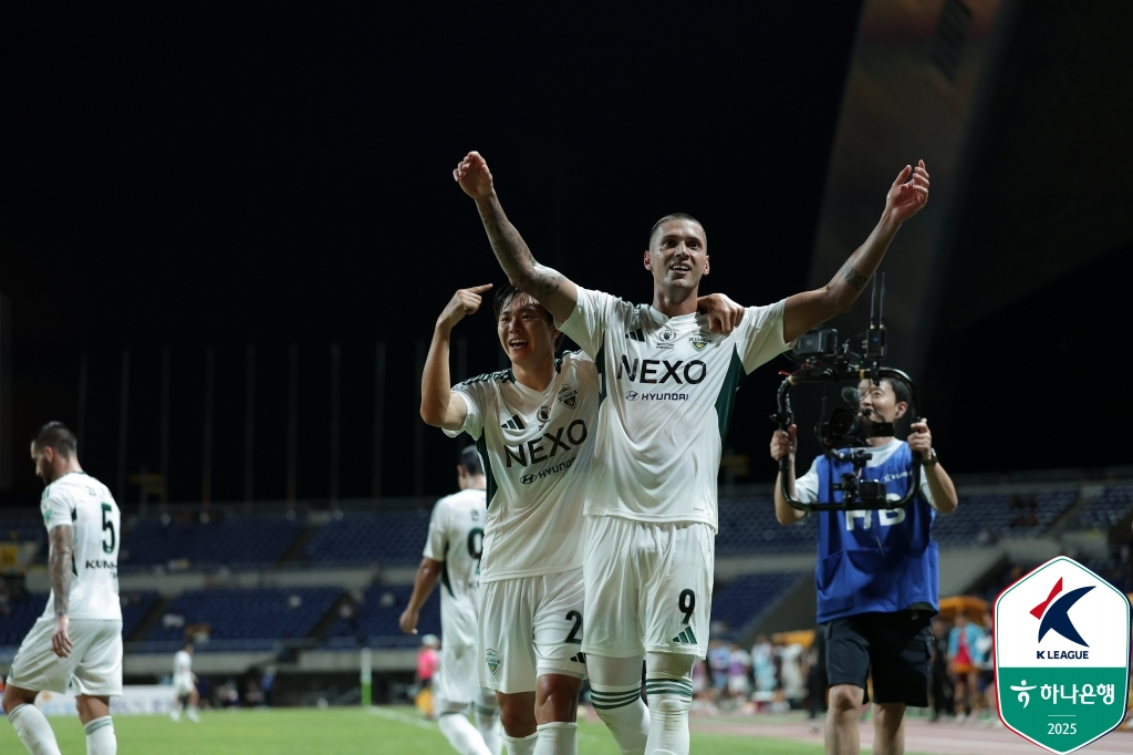 티아고(오른쪽)가 광주FC전 결승골을 넣고 세리머니하고 있다. /사진=한국프로축구연맹 제공