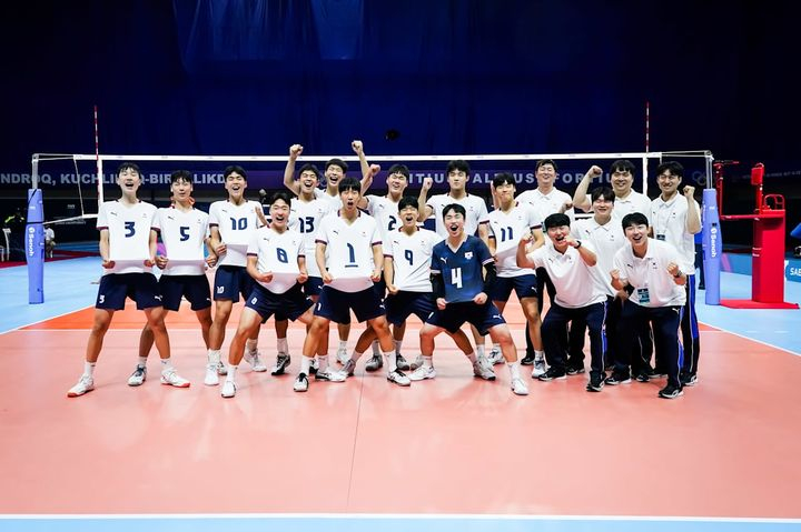 기뻐하는 한국 U-19 남자배구 대표팀 선수들의 모습. /사진=FIVB 홈페이지 갈무리