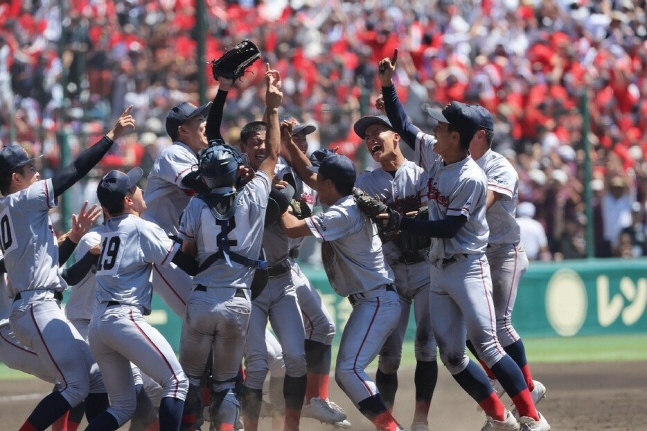 교토국제고 선수들이 27일 일본 전국고교야구대회 교토대회 우승을 차지한 뒤 기뻐하고 있다. /사진=일본고교야구 홈페이지 갈무리