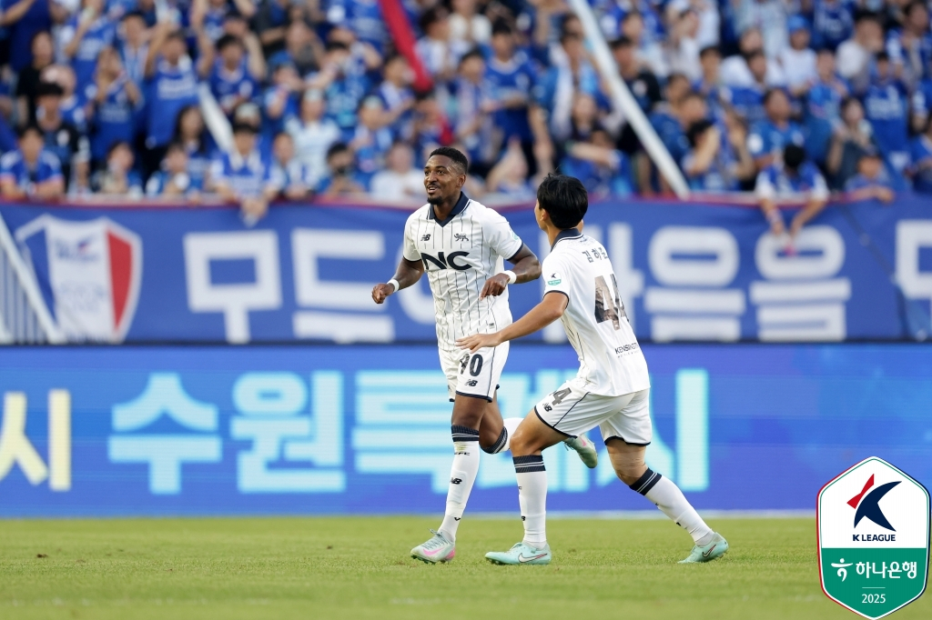 가브리엘(왼쪽)이 27일 오후 7시 수원월드컵경기장에서 열린 하나은행 K리그2 2025 22라운드에서 수원 삼성을 상대로 서울 이랜드 데뷔골을 넣고 세리머니하고 있다. /사진=한국프로축구연맹 제공