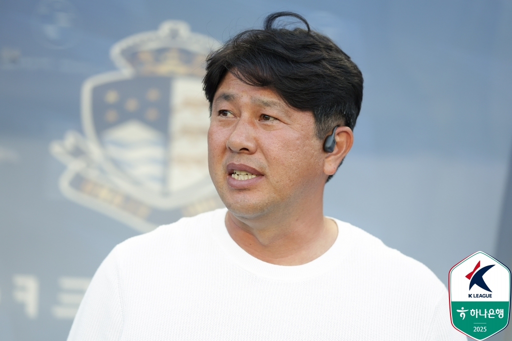 김도균 서울 이랜드 감독이 27일 오후 7시 수원월드컵경기장에서 열린 하나은행 K리그2 2025 22라운드 경기 중 그라운드를 바라보고 있다. /사진=한국프로축구연맹 제공