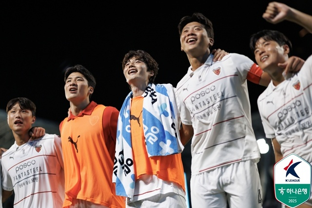 기뻐하는 포항스틸러스 선수들. /사진=한국프로축구연맹 제공